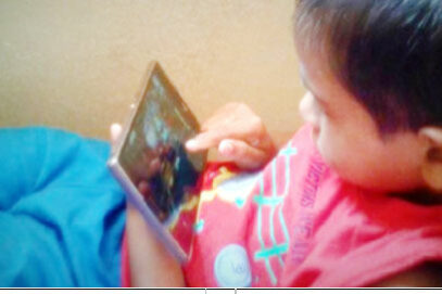 بچوں کے موبائل فونس پر ویڈیوز دیکھنے کی عادت سے والدین پریشان حال