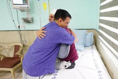 دہلی کے وزیر اعلی اروند کیجریوال نے اسپتال میں ستیندر جین سے ملاقات کی