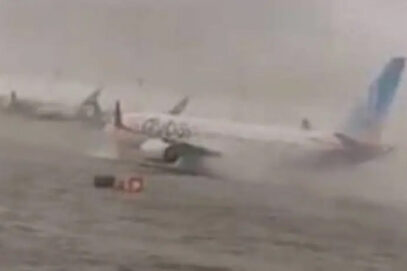 ویڈیو ۔ متحدہ عرب امارات میں شدید بارش کے باعث دبئی ایئرپورٹ کا رن وے ڈوب گیا۔