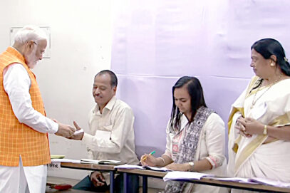 گجرات میں وزیراعظم مودی اور امیت شاہ نے اپنا ووٹ ڈالا