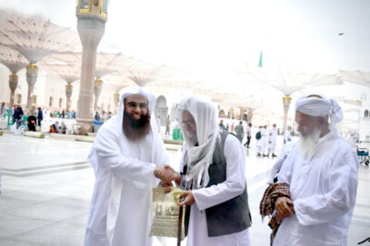 مسجد نبویؐ میں عازمین حج کو قرآن کریم کا تحفہ