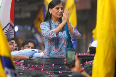 سنیتا کجریوال نے ’عامریت ‘ کے خلاف ووٹ دینے کے مطالبے کے ساتھ کہا’ان کی آواز دبانے کے لئے چیف منسٹر کو انتخابات سے قبل جیل بھیج دیاگیا‘ ۔