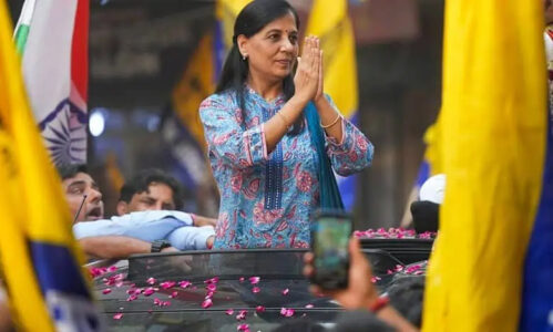سنیتا کجریوال نے ’عامریت ‘ کے خلاف ووٹ دینے کے مطالبے کے ساتھ کہا’ان کی آواز دبانے کے لئے چیف منسٹر کو انتخابات سے قبل جیل بھیج دیاگیا‘ ۔